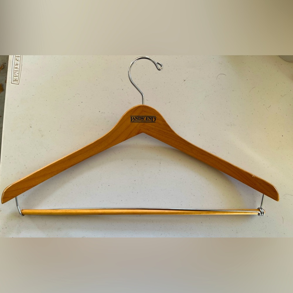 Lands End 16” Wooden Hanger